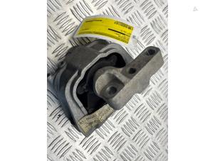 Engine mount from a Volkswagen Golf IV Variant (1J5) 1.9 TDI 100 2006