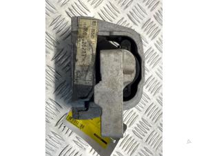 Engine mount from a Volkswagen Golf IV Variant (1J5) 1.9 TDI 100 2006