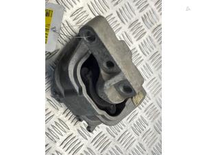 Engine mount from a Volkswagen Golf IV Variant (1J5) 1.9 TDI 100 2006