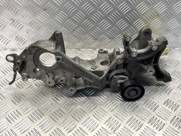 Usagé Support dynamo haut Volkswagen Transporter/Caravelle T5 2.0 TDI DRF 4Motion Prix € 35,00 Règlement à la marge proposé par EU Engines & Parts BV