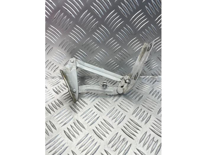 Hood hinges