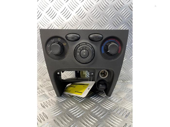 Begagnade Värmekontrollpanel Hyundai Santa Fe I 2.0 16V 4x2 Pris € 40,00 Marginaltabell erbjuds av EU Engines & Parts BV