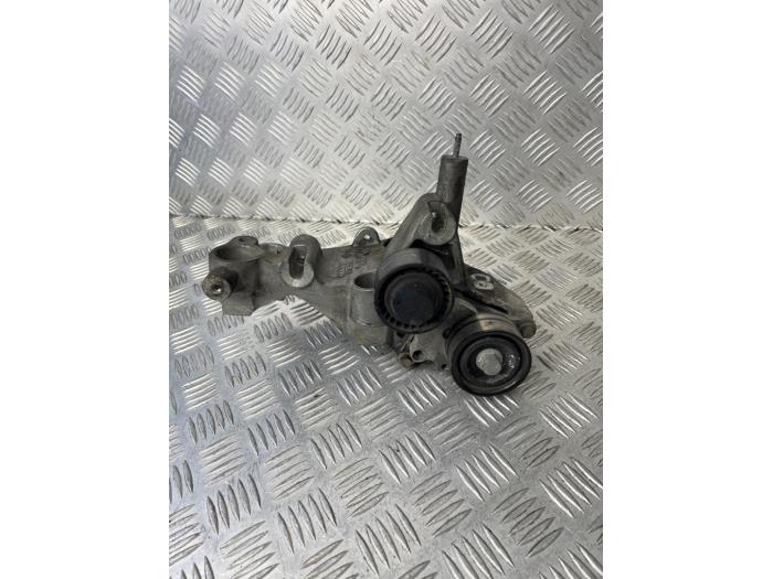 Usagé Support dynamo bas Renault Master III (MA/MB/MC/MD/MH/MF/MG/MH) 2.3 dCi 135 16V FWD Prix € 45,00 Règlement à la marge proposé par EU Engines & Parts BV