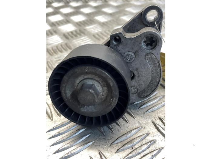 Usados Rodillo tensor correa múltiple Renault Master III (MA/MB/MC/MD/MH/MF/MG/MH) 2.3 dCi 135 16V FWD Precio € 20,00 Norma de margen ofrecido por EU Engines & Parts BV