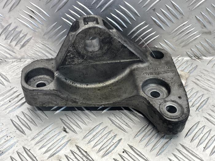 Used Engine mount Volkswagen Transporter/Caravelle T5 2.5 TDi Price € 30,00 Margin scheme offered by EU Engines & Parts BV
