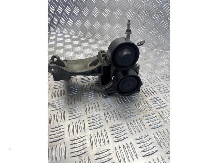 Usagé Support dynamo bas Renault Trafic (1FL/2FL/3FL/4FL) 1.6 dCi 115 Prix € 65,00 Règlement à la marge proposé par EU Engines & Parts BV