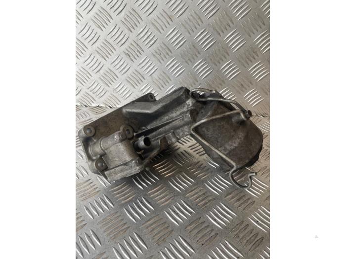 Gebrauchte Ölfiltergehäuse Volkswagen Transporter T5 2.5 TDi Preis € 45,00 Margenregelung angeboten von EU Engines & Parts BV