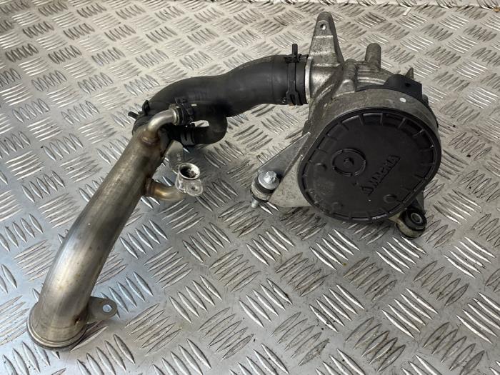 Usagé Pompe à eau Mercedes C (W205) C-180 1.5 EQ Boost Prix € 125,00 Règlement à la marge proposé par EU Engines & Parts BV