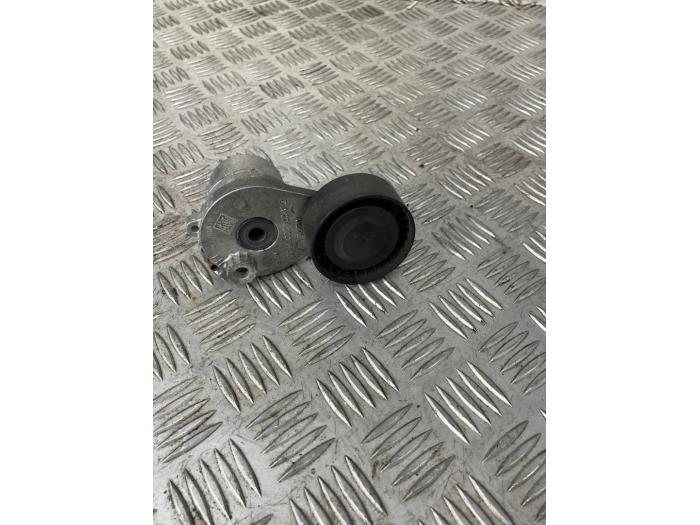 Usados Rodillo tensor correa múltiple Mercedes C (W205) C-160 1.5 EQ Boost Precio € 25,00 Norma de margen ofrecido por EU Engines & Parts BV