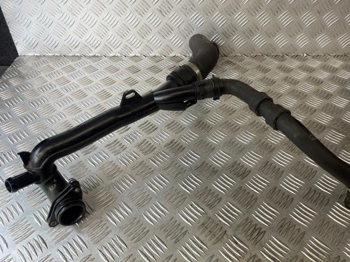 Begagnade Vattenrör Mercedes E (C238) E-200 EQ Boost 2.0 Turbo 16V Pris € 75,00 Marginaltabell erbjuds av EU Engines & Parts BV