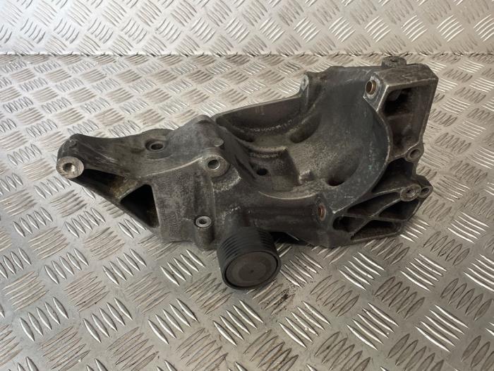 Gebrauchte Dynamostütze oben BMW 1 serie (E81) 120d 16V Preis € 35,00 Margenregelung angeboten von EU Engines & Parts BV