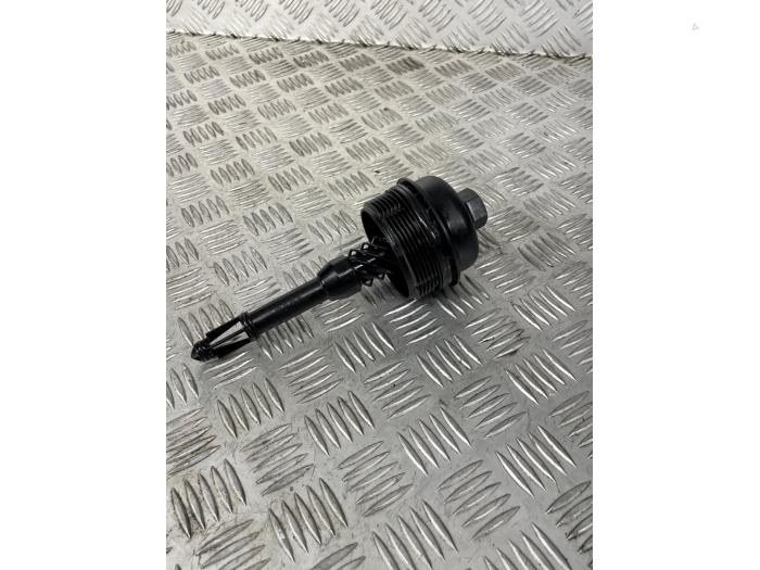 Gebrauchte Ölfilter Deckel Mercedes C (W205) C-200 2.0 CGI 16V Preis € 30,00 Margenregelung angeboten von EU Engines & Parts BV