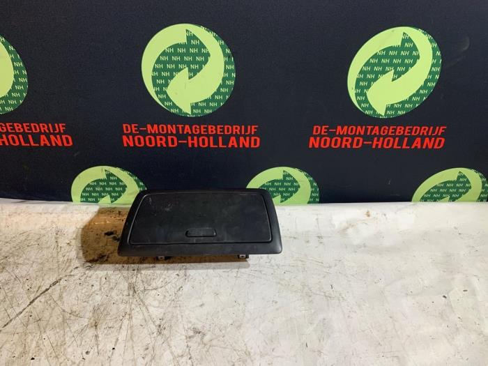 Begagnade Handskfack BMW 1-Serie Pris € 15,00 Marginaltabell erbjuds av Auto Demontage Vijfhuizen