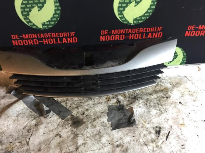Używane Grill Renault Laguna Cena € 30,00 Procedura marży oferowane przez Auto Demontage Vijfhuizen