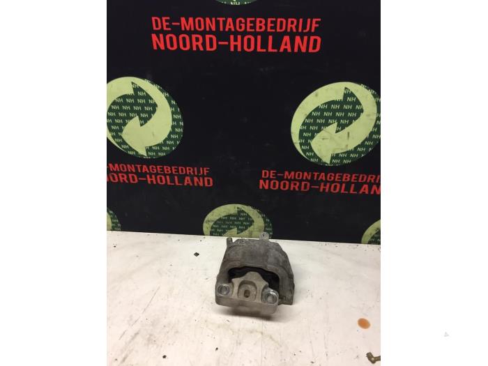 Used Engine mount Volkswagen Passat Variant 4Motion (3C5) 3.2 FSI V6 32V Price on request offered by Auto Demontage Vijfhuizen