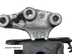 Engine mount from a Citroën C3 (SC) 1.6 HDi 92 2013