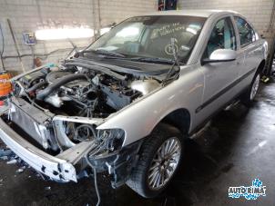 Volvo S60 I 2.0 T 20V Vehículo de desguace (2004, Plateado)