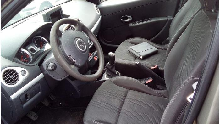 Renault Clio III 1.2 16V 75 Samochód złomowany (2011, Brazowy)