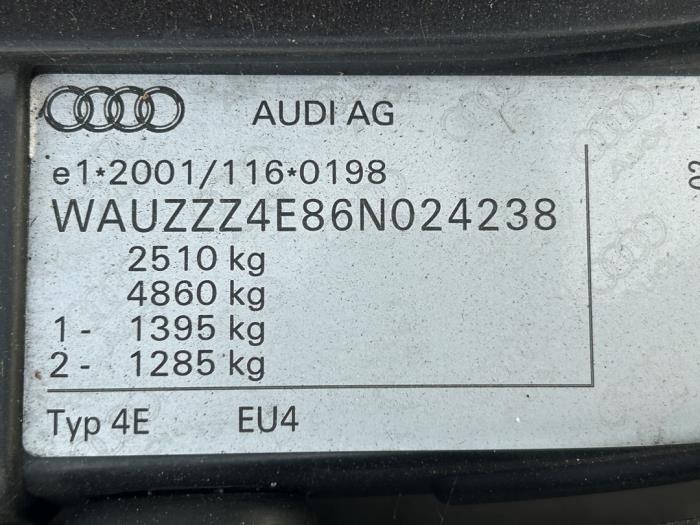 Audi A8 6.0 W12 48V Quattro Épave (2006, Gris)