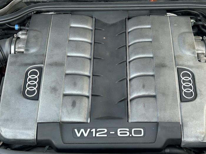Audi A8 6.0 W12 48V Quattro Épave (2006, Gris)