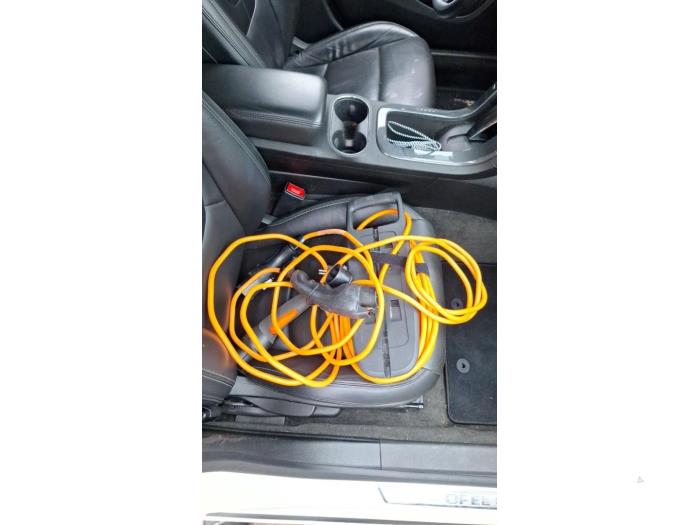 Opel Ampera 1.4 16V Samochód złomowany (2012, Bialy)