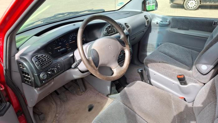 Chrysler Voyager/Grand Voyager 2.4i 16V Vehículo de desguace (1996, Rojo)