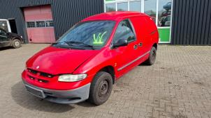 Chrysler Voyager/Grand Voyager 2.4i 16V Vehículo de desguace (1996, Rojo)