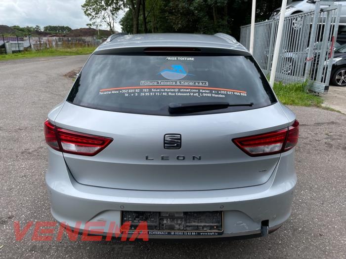 Seat Leon ST 2.0 TDI 16V Salvage vehicle (2015, Metallic, Silver grey)