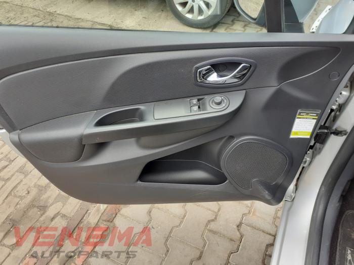 Renault Clio IV 1.5 Energy dCi 90 FAP Schrottauto (2014, Metallic, Silbergrau)