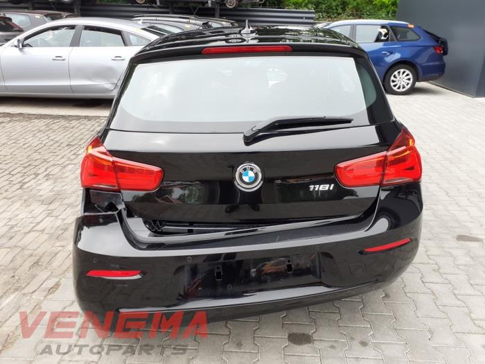 BMW 1 serie 118i 1.5 TwinPower 12V Schrottauto (2018, Schwarz)