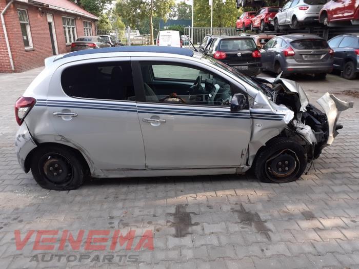 Peugeot 108 1.2 VTi 12V Schrottauto (2017, Metallic, Silbergrau)