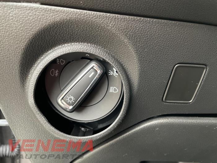 Seat Leon ST 1.4 TSI 16V Schrottauto (2017, Metallic, Braun)