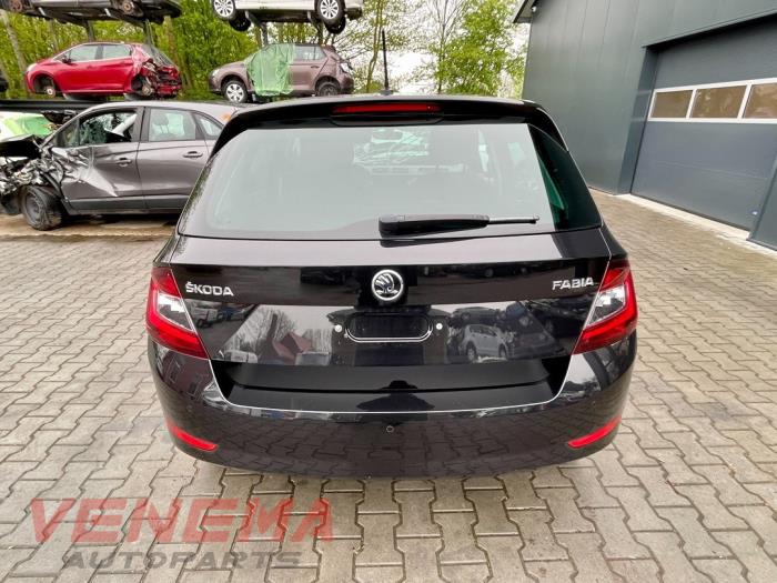 Skoda Fabia III 1.0 TSI 12V Épave (2019, Métallisé, Noir)