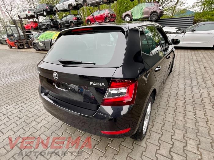 Skoda Fabia III 1.0 TSI 12V Épave (2019, Métallisé, Noir)