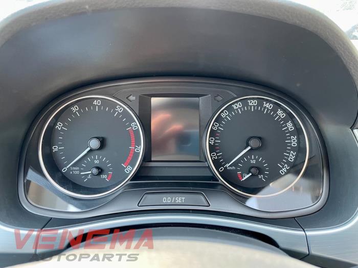 Skoda Fabia III Combi 1.0 TSI 12V Samochód złomowany (2018, Metalik, Szary)
