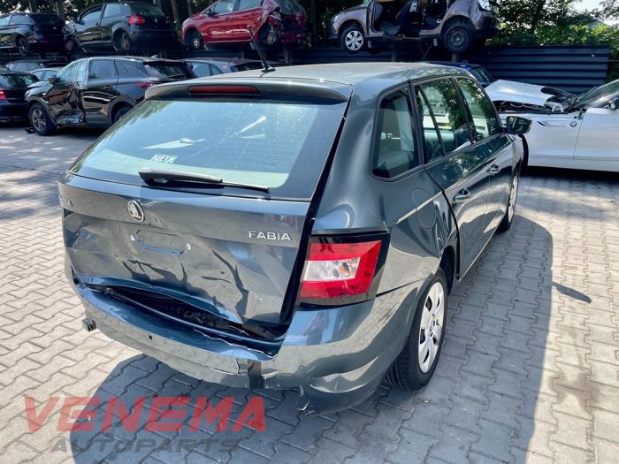 Skoda Fabia III Combi 1.0 TSI 12V Samochód złomowany (2018, Metalik, Szary)