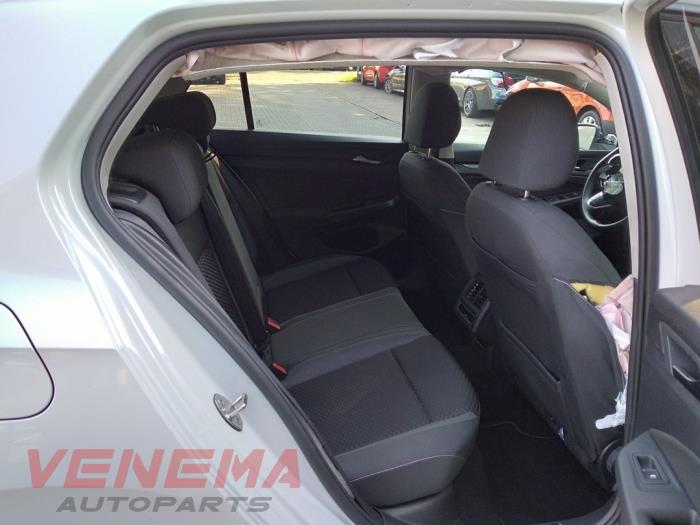 Volkswagen Golf VIII 1.0 eTSI 12V Samochód złomowany (2022, Bialy)