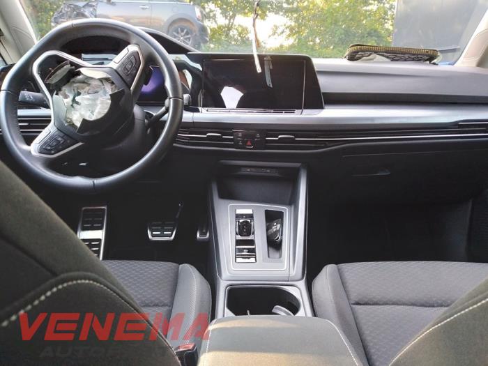 Volkswagen Golf VIII 1.0 eTSI 12V Samochód złomowany (2022, Bialy)