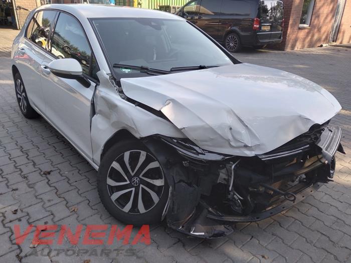 Volkswagen Golf VIII 1.0 eTSI 12V Samochód złomowany (2022, Bialy)
