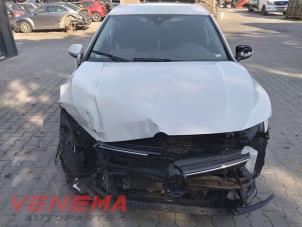 Volkswagen Golf VIII 1.0 eTSI 12V Samochód złomowany (2022, Bialy)