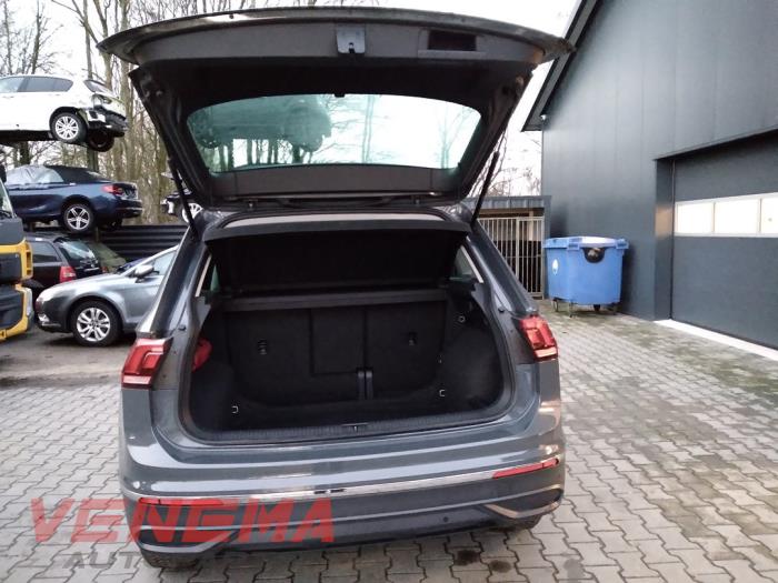 Volkswagen Tiguan 1.5 TSI 16V Evo BlueMotion Technology Skrotfordon (2023, GRIJS)