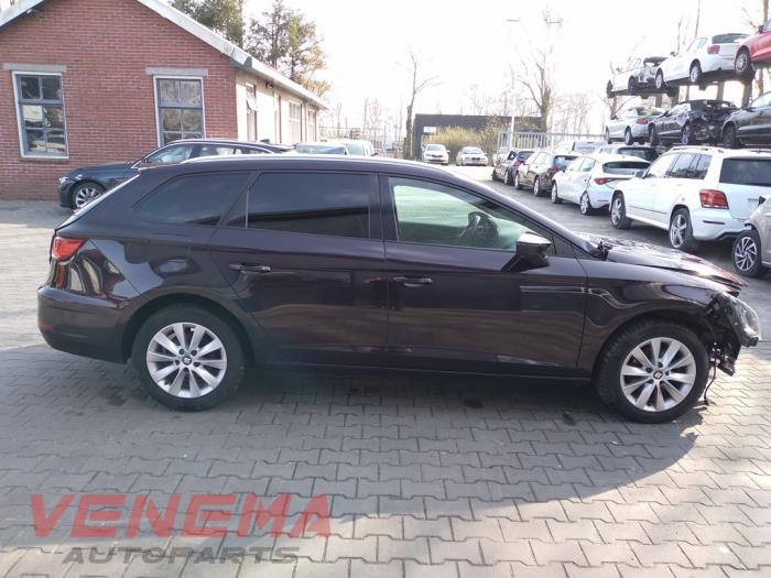 Seat Leon ST 1.6 TDI 16V Samochód złomowany (2018, Metalik, Purpurowy)