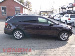 Seat Leon ST 1.6 TDI 16V Samochód złomowany (2018, Metalik, Purpurowy)