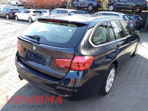 BMW 3 serie Touring 320d 2.0 16V Épave (2016, Métallisé, Bleu)