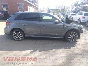 Audi A3 Sportback 1.5 35 TFSI 16V Samochód złomowany (2019, Metalik, Szary)