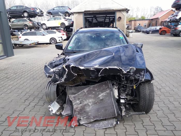 BMW 3 serie Touring 320e xDrive 2.0 TwinPower Turbo 16V Vehículo de desguace (2022, Negro)