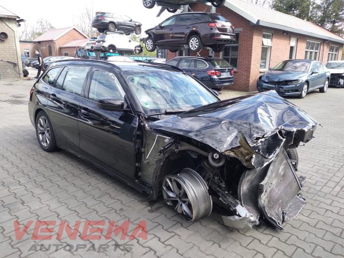 BMW 3 serie Touring 320e xDrive 2.0 TwinPower Turbo 16V Vehículo de desguace (2022, Negro)