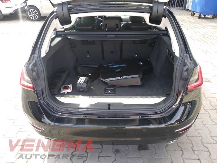 BMW 3 serie Touring 320e xDrive 2.0 TwinPower Turbo 16V Vehículo de desguace (2022, Negro)