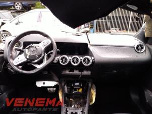 Mercedes GLA 1.3 200 Turbo 16V Épave (2022, Gris)