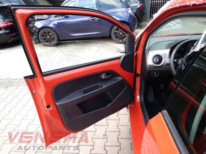 Volkswagen Up! 1.0 TSI 12V Skrotfordon (2018, ORANJE)